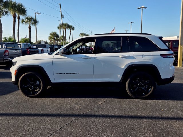 Certified 2025 Jeep Grand Cherokee Limited w/ Black Appearance Package AWD/4WD image 4