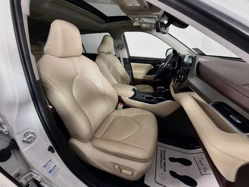 Used 2020 Toyota Highlander XLE AWD/4WD image 32