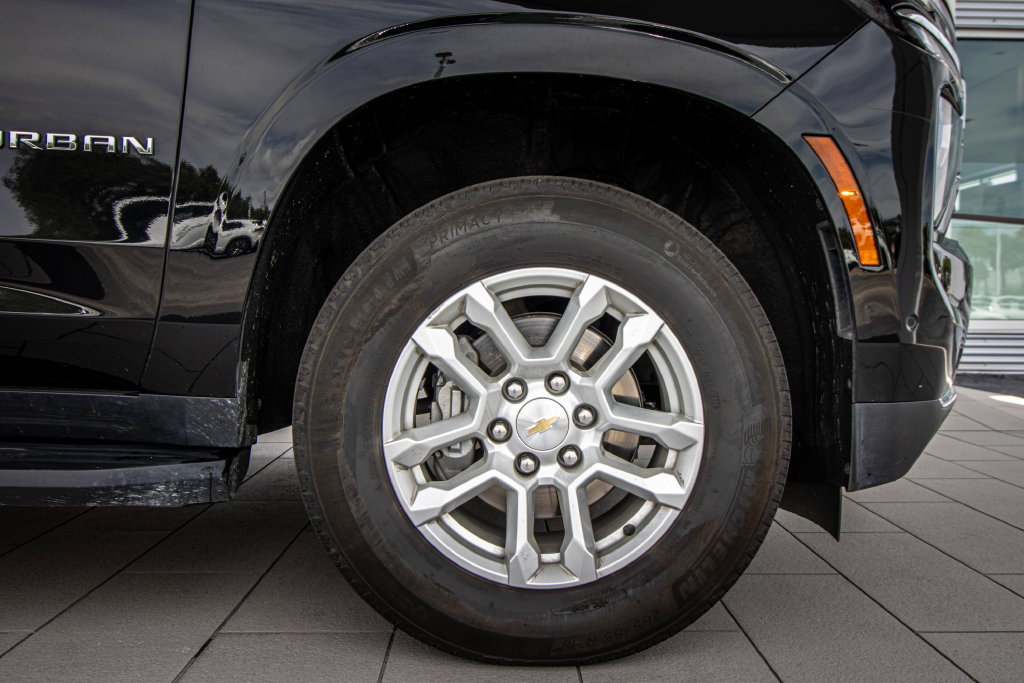 Used 2025 Chevrolet Suburban LT RWD image 4
