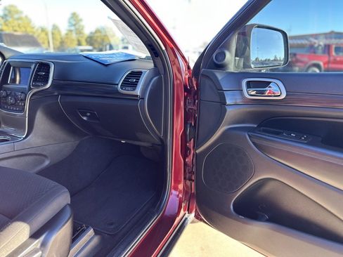 Used 2021 Jeep Grand Cherokee Laredo image 9