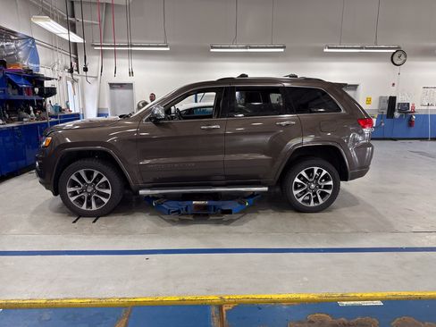 Used 2018 Jeep Grand Cherokee Overland AWD/4WD image 6