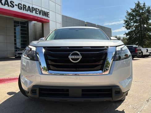 Used 2025 Nissan Pathfinder SV FWD image 3