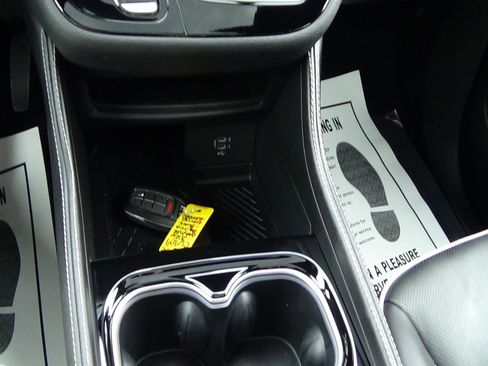 Used 2026 Chrysler Pacifica Limited FWD image 32