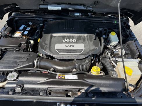 Used 2015 Jeep Wrangler Unlimited Sahara w/ Connectivity Group AWD/4WD image 35
