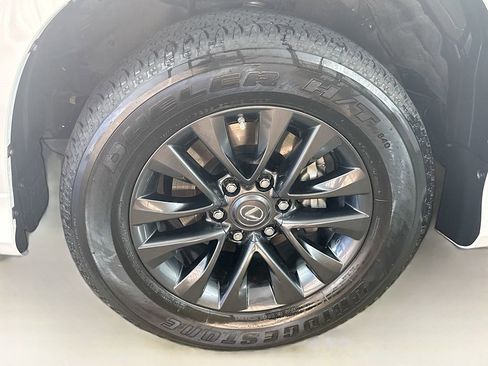 Used 2023 Lexus GX 460 Premium w/ Premium Package image 40