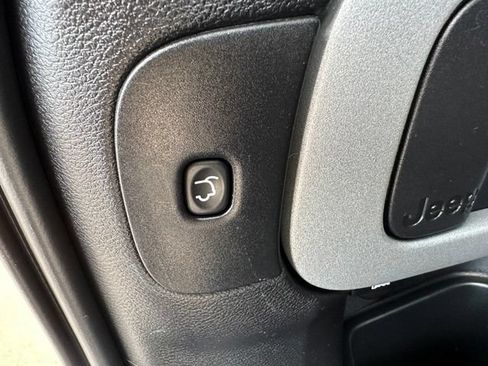 Used 2016 Jeep Cherokee Trailhawk w/ Comfort & Convenience Group AWD/4WD image 22