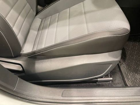 Certified 2025 Volkswagen Jetta SE FWD image 19