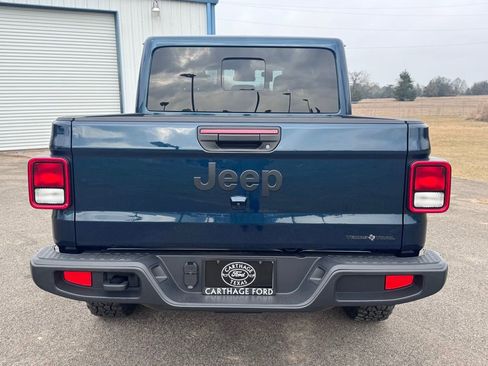 Used 2025 Jeep Gladiator Sport image 3