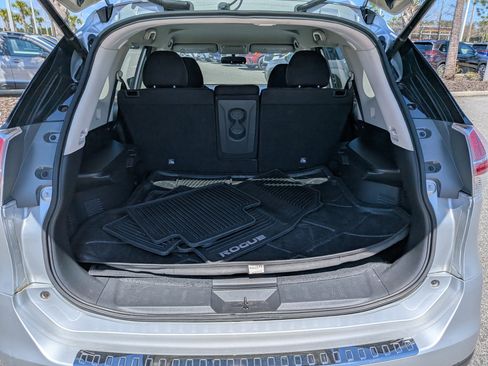 Used 2015 Nissan Rogue SV w/ SV Premium Package image 12