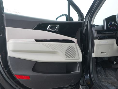 Used 2022 Kia Carnival EX image 22