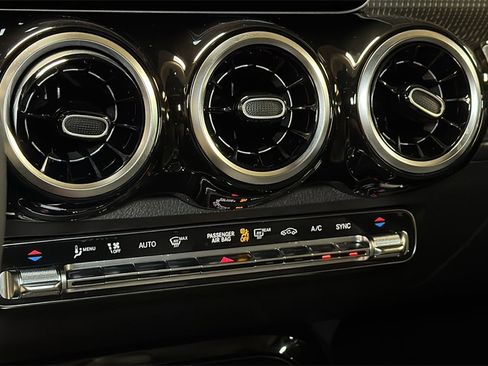 Used 2021 Mercedes-Benz GLB 250 4MATIC image 29