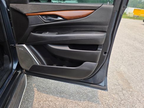Used 2019 Cadillac Escalade ESV Luxury AWD/4WD image 25