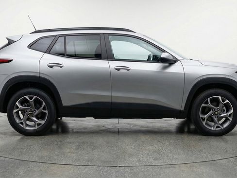 Used 2025 Chevrolet Trax LT w/ LT Convenience Package FWD image 11