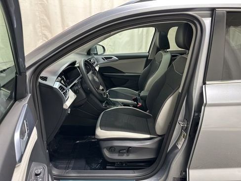 Certified 2025 Volkswagen Taos SE w/ Panoramic Sunroof Package image 13