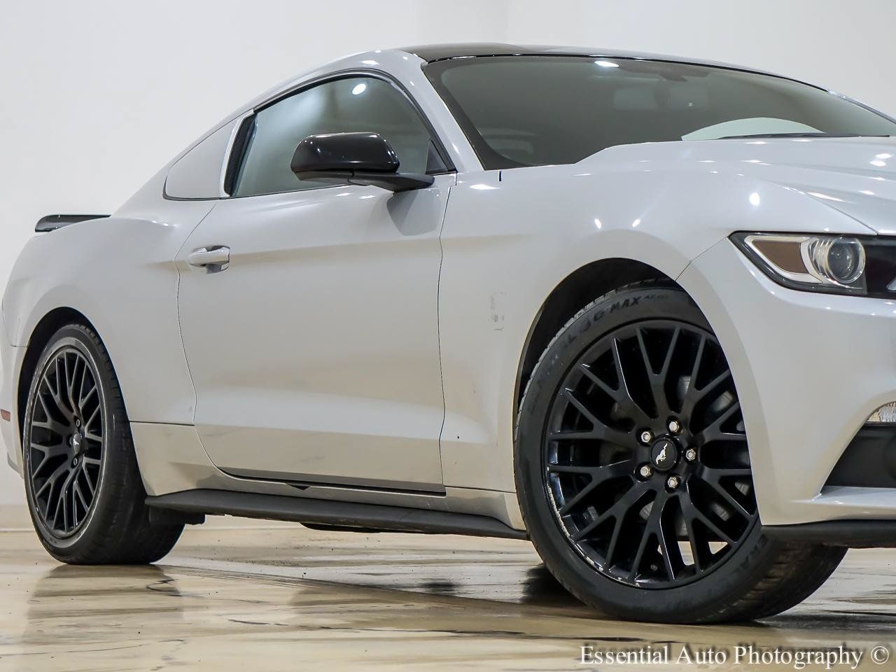 Used 2017 Ford Mustang Coupe RWD image 3