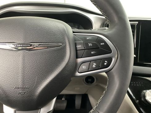Used 2024 Chrysler Pacifica Touring-L FWD image 23