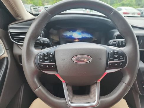 Used 2020 Ford Explorer Platinum w/ Premium Technology Package AWD/4WD image 6