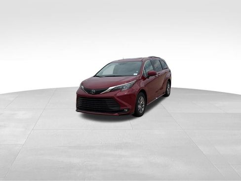 Used 2026 Toyota Sienna XLE image 12