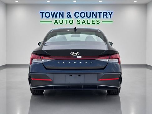 Used 2025 Hyundai Elantra SEL FWD image 4
