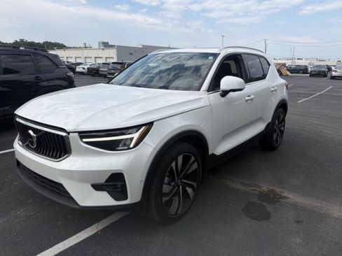 Used 2024 Volvo XC40 B5 Plus w/ Protection Package Premier AWD/4WD image 3