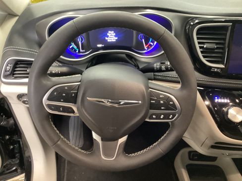 Used 2024 Chrysler Pacifica Limited FWD image 20