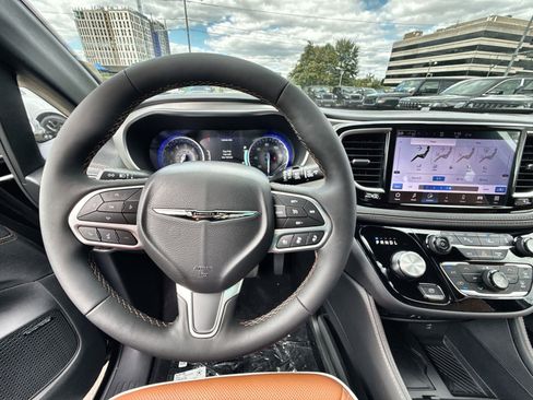 New 2026 Chrysler Pacifica Pinnacle image 16