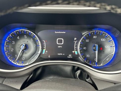 Used 2023 Chrysler Pacifica Touring-L FWD image 36