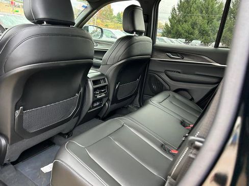 New 2025 Jeep Grand Cherokee Limited w/ Black Appearance Package image 10