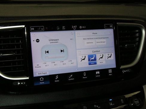 Used 2024 Chrysler Pacifica Touring-L image 17