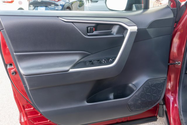 Used 2019 Toyota RAV4 LE AWD/4WD image 15