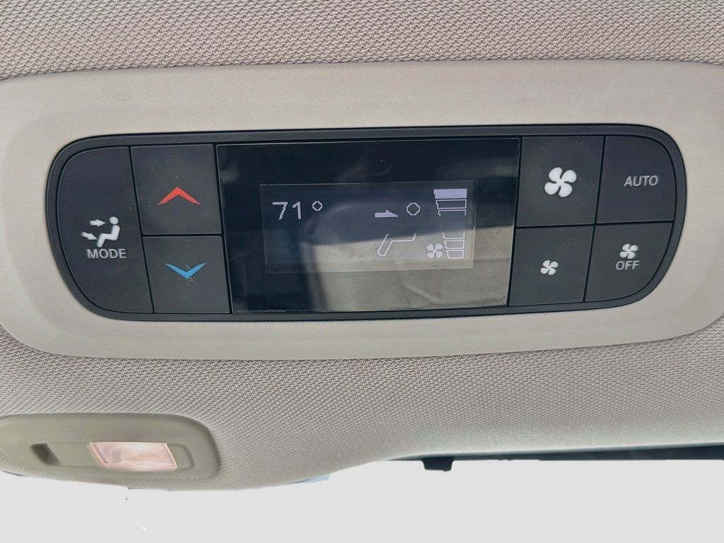 Used 2018 Chrysler Pacifica Limited w/ Tire & Wheel Group FWD image 27