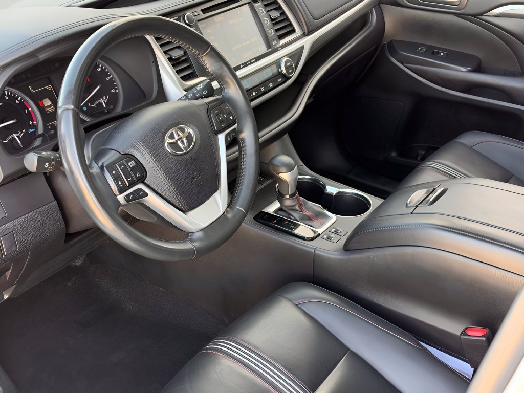 Used 2019 Toyota Highlander XLE AWD/4WD image 3