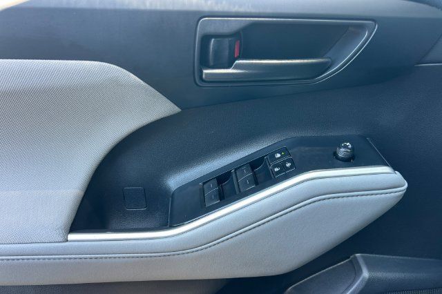 Used 2021 Toyota Highlander LE FWD image 11
