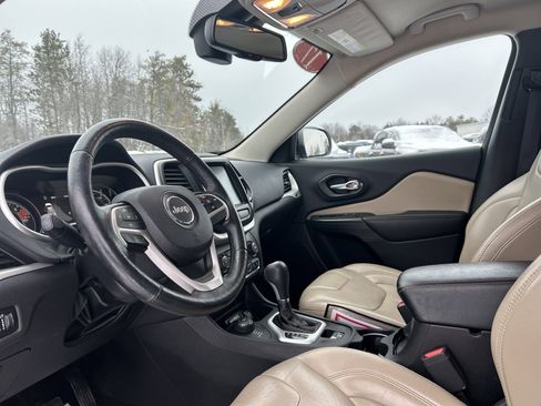 Used 2017 Jeep Cherokee Limited image 11