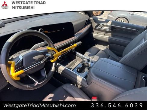 Used 2025 Chevrolet Suburban Z71 AWD/4WD image 6