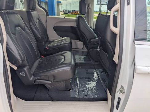 Used 2022 Chrysler Pacifica Touring-L FWD image 5
