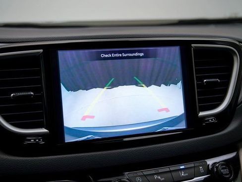 Used 2024 Chrysler Pacifica Touring-L image 4