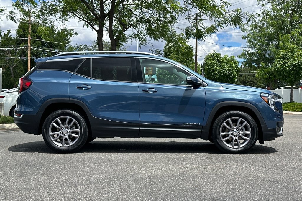 Used 2024 GMC Terrain SLT AWD/4WD image 3
