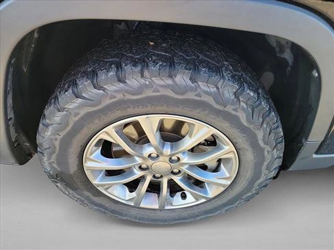 Used 2019 Jeep Cherokee Latitude Plus w/ Comfort/Convenience Group image 10