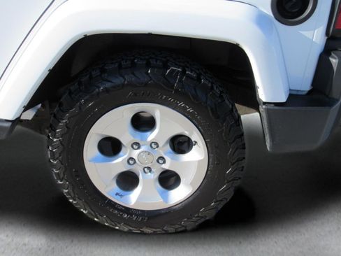 Used 2017 Jeep Wrangler Unlimited Sahara w/ Dual Top Group image 4