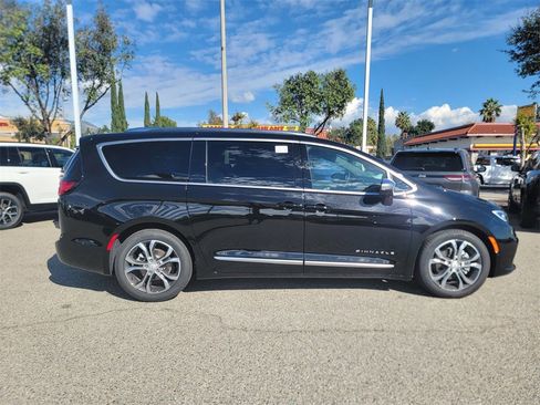 New 2026 Chrysler Pacifica Pinnacle image 3