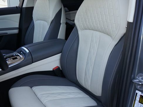 Used 2024 BMW X7 xDrive40i w/ Executive Package image 9