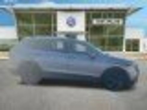 Used 2024 Volkswagen Tiguan SE image 3