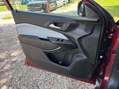 Used 2025 Chevrolet Trax LT FWD image 18