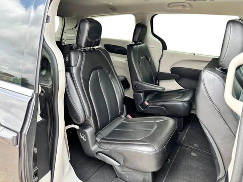 Used 2023 Chrysler Pacifica Touring-L FWD image 27