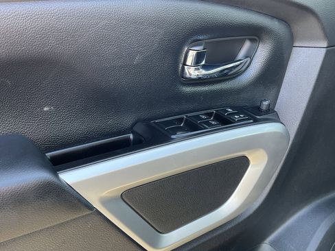 Used 2019 Nissan Titan SV w/ SV Convenience Package image 15