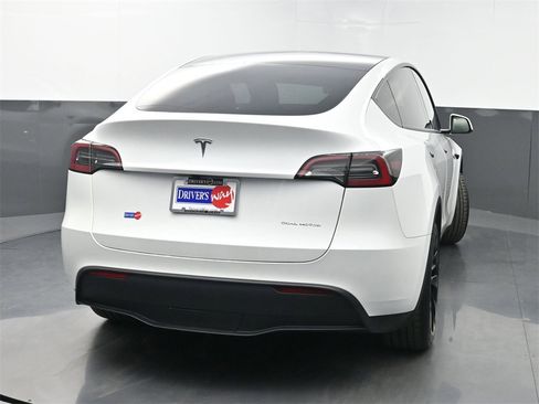 Used 2024 Tesla Model Y Long Range image 39