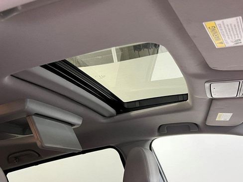 Used 2023 Honda Odyssey Touring image 2