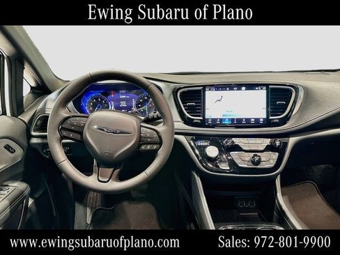 Used 2025 Chrysler Pacifica Limited FWD image 24