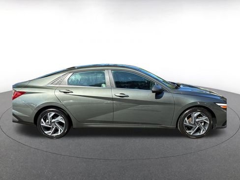Used 2025 Hyundai Elantra Limited FWD image 5